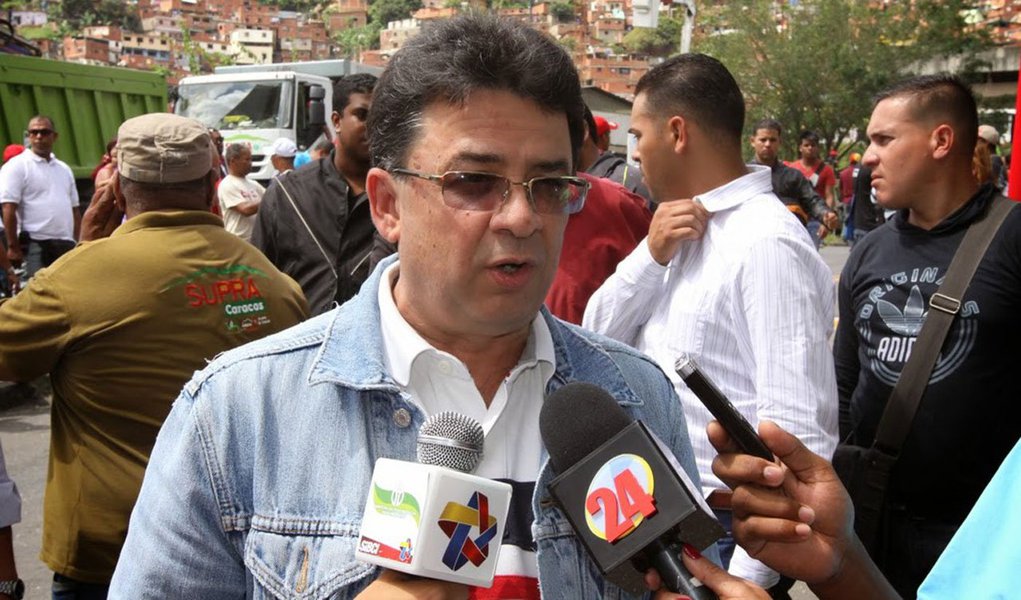 Grupo de aproximadamente 60 pessoas encapuzadas incendiou e saqueou, na noite de ontem, o Ministério do Meio Ambiente da Venezuela, no estado de Táchira; pelo Twitter, o ministro do Meio Ambiente, Miguel Leonardo Rodriguez, disse que os encapuzados agiram de maneira violenta, incendiaram um veículo e uma moto e roubaram equipamentos da instituição (Foto: Gisele Federicce) Grupo de aproximadamente 60 pessoas encapuzadas incendiou e saqueou, na noite de ontem, o Ministério do Meio Ambiente da Venezuela, no estado de Táchira; pelo Twitter, o ministro do Meio Ambiente, Miguel Leonardo Rodriguez, disse que os encapuzados agiram de maneira violenta, incendiaram um veículo e uma moto e roubaram equipamentos da instituição