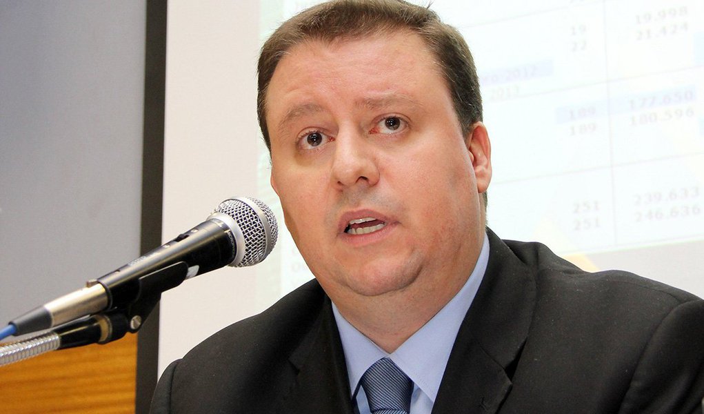 Saldo negativo acumulado em 2014 da balança chegou a US$ 6,1 bilhões; segundo secretário de Comércio Exterior, Daniel Godinho, do Ministério do Desenvolvimento, Indústria e Comércio Exterior., o governo segue esperando recuperação da conta-petróleo, cujo déficit caiu de US$ 4,6 bilhões, em fevereiro de 2013, para US$ 3,6 bilhões no mês passado; ele disse que também acompanha com atenção o comportamento dos preços de itens como minério de ferro e soja
(Foto: Valter Lima) Saldo negativo acumulado em 2014 da balança chegou a US$ 6,1 bilhões; segundo secretário de Comércio Exterior, Daniel Godinho, do Ministério do Desenvolvimento, Indústria e Comércio Exterior., o governo segue esperando recuperação da conta-petróleo, cujo déficit caiu de US$ 4,6 bilhões, em fevereiro de 2013, para US$ 3,6 bilhões no mês passado; ele disse que também acompanha com atenção o comportamento dos preços de itens como minério de ferro e soja