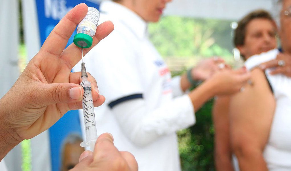 A Campanha Nacional de Vacinação contra Gripe começa nesta terça-feira (22) em Pernambuco. a meta da Secretaria Estadual de Saúde é imunizar mais de dois milhões de pessoas; mais de dez mil postos estarão em funcionamento; a expectativa da secretaria é que mais de 80% do público-alvo seja imunizado contra três vírus da influenza, dois sazonais e o da H1N1 (Foto: Paulo Emílio) A Campanha Nacional de Vacinação contra Gripe começa nesta terça-feira (22) em Pernambuco. a meta da Secretaria Estadual de Saúde é imunizar mais de dois milhões de pessoas; mais de dez mil postos estarão em funcionamento; a expectativa da secretaria é que mais de 80% do público-alvo seja imunizado contra três vírus da influenza, dois sazonais e o da H1N1