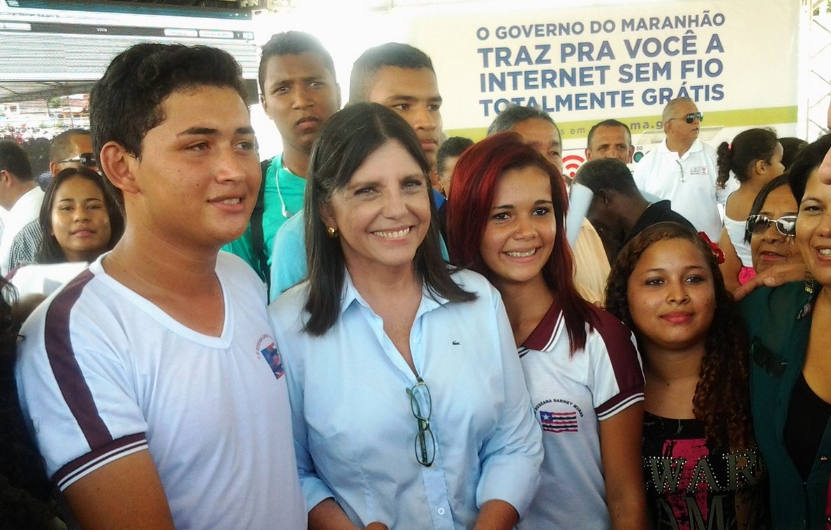 Roseana Sarney e o secretário de Estado de Planejamento e Orçamento, João Bringel, lançaram sábado, na Unidade de Segurança Comunitária (USC) da Vila Luizão, o Programa Viva Internet; ação garante acesso gratuito à internet via wi-fi, disponível em áreas turísticas, escolares e residenciais de São Luís; primeiros pontos ativos estão localizados na Avenida Litorânea e na Vila Luizão (com cobertura na Avenida Luizão, Feira da Vila Luizão e Unidade de Segurança Comunitária) (Foto: José Barbacena) Roseana Sarney e o secretário de Estado de Planejamento e Orçamento, João Bringel, lançaram sábado, na Unidade de Segurança Comunitária (USC) da Vila Luizão, o Programa Viva Internet; ação garante acesso gratuito à internet via wi-fi, disponível em áreas turísticas, escolares e residenciais de São Luís; primeiros pontos ativos estão localizados na Avenida Litorânea e na Vila Luizão (com cobertura na Avenida Luizão, Feira da Vila Luizão e Unidade de Segurança Comunitária)