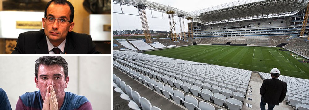 Marcelo Odebrecht passa, simbolicamente, o estádio para André Sanchez, nesta terça-feira; no entanto, construtora ainda não concluiu cobertura; falta ainda a entrega das arquibancadas provisórias, que são de responsabilidade da Fast Engenharia; Arena, que será palco da abertura da Copa do Mundo, deve adiar amistoso de lançamento, que deveria reunir cerca de 20 mil pessoas no fim de semana; evento exigia laudos técnicos do Corpo de Bombeiros, da Vigilância Sanitária da Polícia Militar e de um engenheiro; nenhum até agora ficou pronto (Foto: Felipe L. Goncalves) Marcelo Odebrecht passa, simbolicamente, o estádio para André Sanchez, nesta terça-feira; no entanto, construtora ainda não concluiu cobertura; falta ainda a entrega das arquibancadas provisórias, que são de responsabilidade da Fast Engenharia; Arena, que será palco da abertura da Copa do Mundo, deve adiar amistoso de lançamento, que deveria reunir cerca de 20 mil pessoas no fim de semana; evento exigia laudos técnicos do Corpo de Bombeiros, da Vigilância Sanitária da Polícia Militar e de um engenheiro; nenhum até agora ficou pronto
