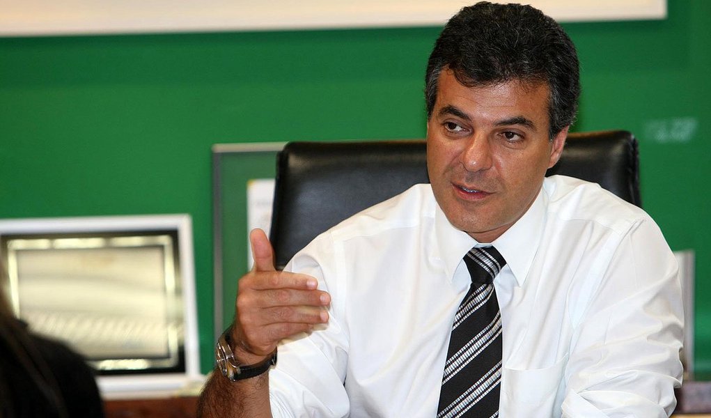 Objetivo é cobrir déficit de 2013, quando governo ficou R$ 415 milhões abaixo dos 12% da receita líquida do Estado, mínimo previsto pela Lei de Responsabilidade Fiscal (LRF); Tadeu Veneri, líder do PT na câmara, pediu vistas alegando que o texto do projeto não indica de onde o dinheiro será remanejado, tampouco para quais programas ele será destinado (Foto: Roberta Namour) Objetivo é cobrir déficit de 2013, quando governo ficou R$ 415 milhões abaixo dos 12% da receita líquida do Estado, mínimo previsto pela Lei de Responsabilidade Fiscal (LRF); Tadeu Veneri, líder do PT na câmara, pediu vistas alegando que o texto do projeto não indica de onde o dinheiro será remanejado, tampouco para quais programas ele será destinado