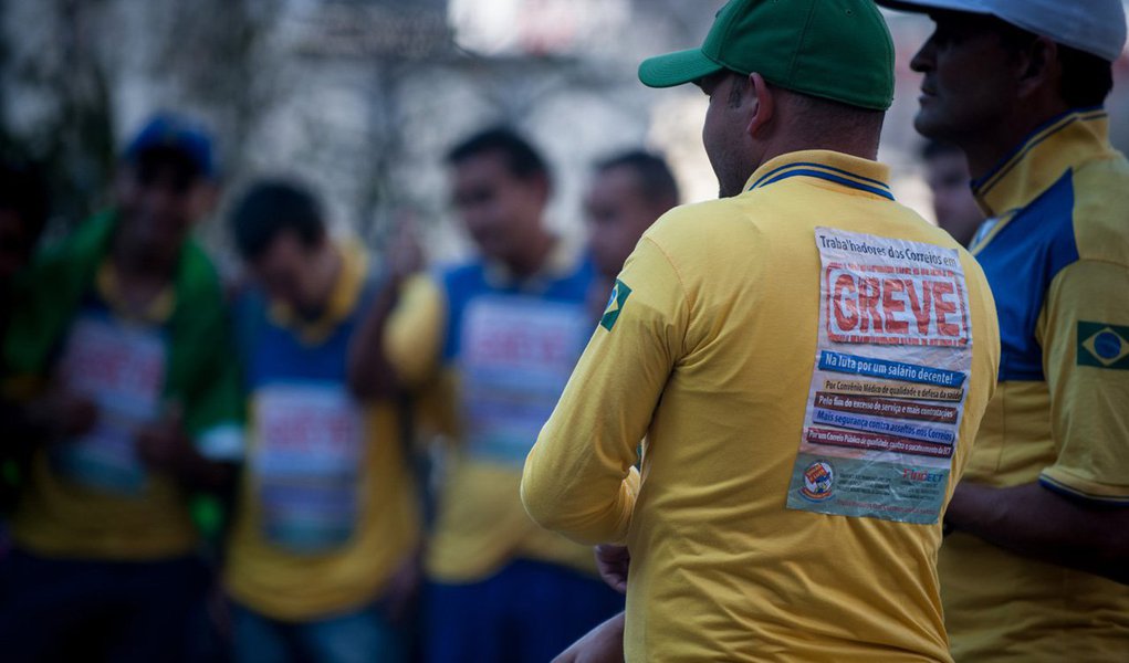 A greve dos funcionários dos Correios chegou ao 27º dia sem entendimento entre a Empresa Brasileira de Correios e Telégrafos (ECT) e os trabalhadores do setor; Enquanto a paralisação segue sem data para acabar, Pernambuco já acumula cerca de 14 milhões de encomendas e cartas atrasadas, o que equivale a sete dias da carga postal do Estado; de acordo com o Sindicato dos Trabalhadores e Telégrafos de Pernambuco (Sintect-PE), uma média de 2 milhões de volumes são entregues diariamente no Estado e a paralisação atinge 75% da categoria (Foto: Paulo Emílio) A greve dos funcionários dos Correios chegou ao 27º dia sem entendimento entre a Empresa Brasileira de Correios e Telégrafos (ECT) e os trabalhadores do setor; Enquanto a paralisação segue sem data para acabar, Pernambuco já acumula cerca de 14 milhões de encomendas e cartas atrasadas, o que equivale a sete dias da carga postal do Estado; de acordo com o Sindicato dos Trabalhadores e Telégrafos de Pernambuco (Sintect-PE), uma média de 2 milhões de volumes são entregues diariamente no Estado e a paralisação atinge 75% da categoria