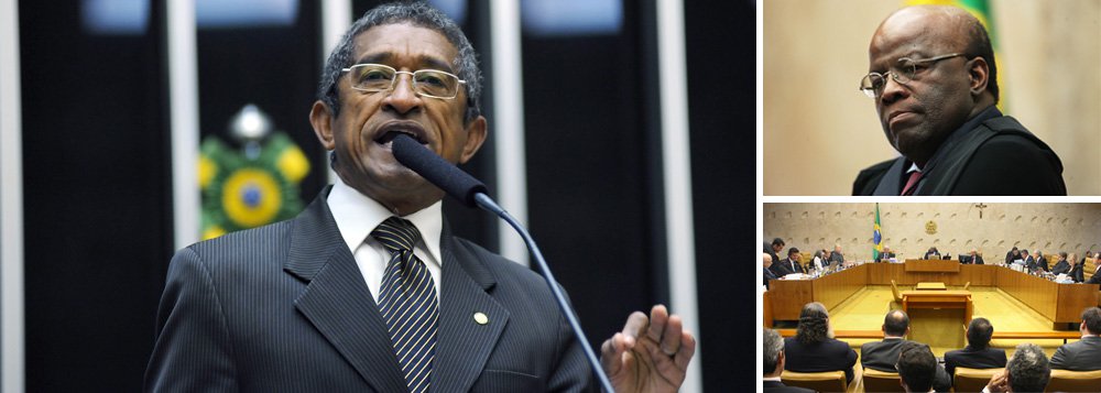 "A postura dele não foi de um estadista do Poder Judiciário", comentou nesta tarde o deputado Vicentinho, líder da bancada do PT na Câmara; "O Poder Judiciário deve atuar com firmeza, soberania e generosidade de uma justiça para proteger e condenar o cidadão. Nós constatamos uma postura carregada de ódio que não caberia a um juiz", criticou; segundo ele, se Barbosa estiver deixando o Supremo para se candidatar a um cargo nas eleições, a razão "desmoronaria a tese de que o julgamento do mensalão foi isento" (Foto: Gisele Federicce) "A postura dele não foi de um estadista do Poder Judiciário", comentou nesta tarde o deputado Vicentinho, líder da bancada do PT na Câmara; "O Poder Judiciário deve atuar com firmeza, soberania e generosidade de uma justiça para proteger e condenar o cidadão. Nós constatamos uma postura carregada de ódio que não caberia a um juiz", criticou; segundo ele, se Barbosa estiver deixando o Supremo para se candidatar a um cargo nas eleições, a razão "desmoronaria a tese de que o julgamento do mensalão foi isento"