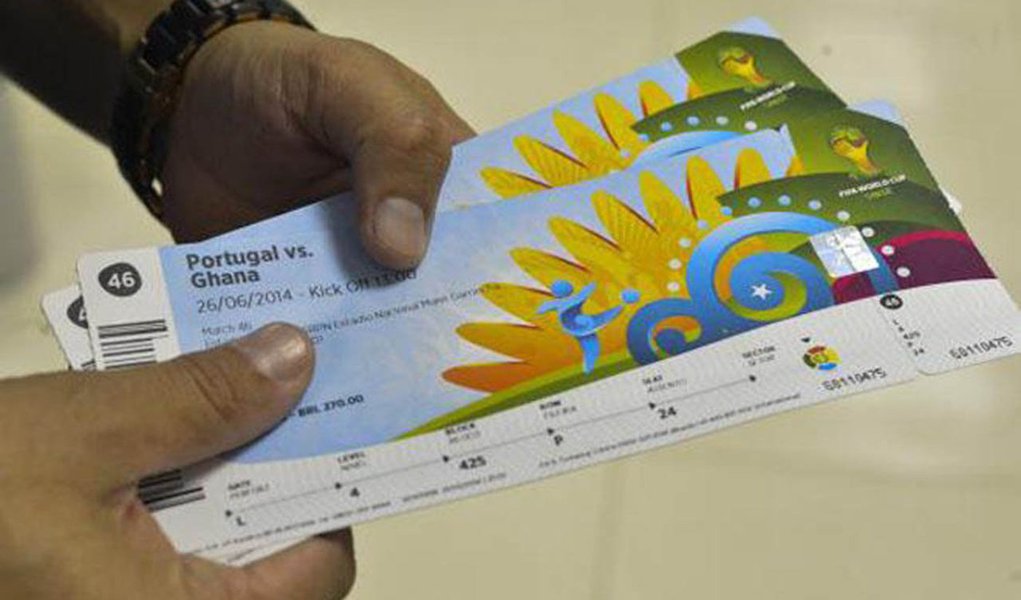 Os torcedores terão mais uma chance de comprar ingressos para a Copa do Mundo no Brasil; a Fifa divulgou que colocará mais 180 mil bilhetes à venda nas primeiras horas desta quarta (4); tíquetes são para todos os 64 jogos do Mundial, só podem ser adquiridos pelo site da entidade e vão atender a todos os torcedores do mundo que ainda quiserem assistir às partidas, sem exclusividade (Foto: Valter Lima) Os torcedores terão mais uma chance de comprar ingressos para a Copa do Mundo no Brasil; a Fifa divulgou que colocará mais 180 mil bilhetes à venda nas primeiras horas desta quarta (4); tíquetes são para todos os 64 jogos do Mundial, só podem ser adquiridos pelo site da entidade e vão atender a todos os torcedores do mundo que ainda quiserem assistir às partidas, sem exclusividade