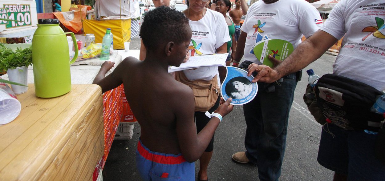 A partir desta quinta, as 20 equipes de abordagem da Secretaria de Promoção Social e Combate à Pobreza começam a combater o trabalho infantil no Carnaval de Salvador, especialmente por parte dos comerciantes ambulantes; no primeiro momento, os pais e responsáveis serão orientados a deixar seus filhos em casa ou então em um dos quatro abrigos montados pela prefeitura; os que insistirem em utilizar os menores nas suas tarefas terão mercadorias e equipamentos apreendidos e perderão sua licença (Foto: Romulo Faro) A partir desta quinta, as 20 equipes de abordagem da Secretaria de Promoção Social e Combate à Pobreza começam a combater o trabalho infantil no Carnaval de Salvador, especialmente por parte dos comerciantes ambulantes; no primeiro momento, os pais e responsáveis serão orientados a deixar seus filhos em casa ou então em um dos quatro abrigos montados pela prefeitura; os que insistirem em utilizar os menores nas suas tarefas terão mercadorias e equipamentos apreendidos e perderão sua licença