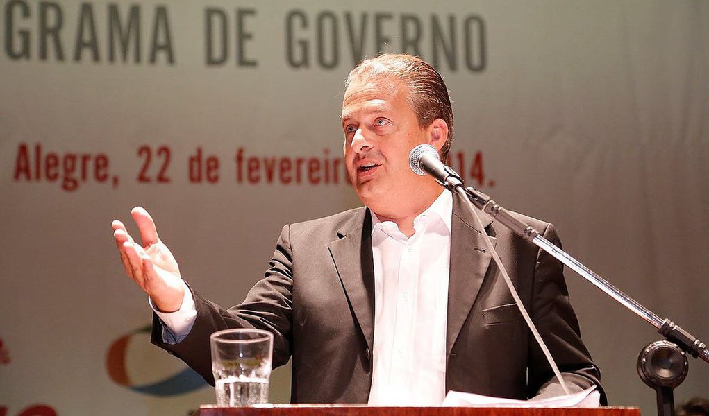 Governador de Pernambuco e pré-candidato à Presidência voltou a fustigar a presidente Dilma Rousseff (PT); segundo Eduardo Campos, as conquistas obtidas nos últimos anos, especialmente na gestão do ex-presidente Lula, estão sendo “derretidas” pela presidente; “Se for deste jeito, vamos derreter tudo o que conquistamos do ponto de vista democrático, da estabilidade econômica, do ponto de vista da inclusão de muitas pessoas pobres no mundo do trabalho", disse (Foto: Paulo Emílio) Governador de Pernambuco e pré-candidato à Presidência voltou a fustigar a presidente Dilma Rousseff (PT); segundo Eduardo Campos, as conquistas obtidas nos últimos anos, especialmente na gestão do ex-presidente Lula, estão sendo “derretidas” pela presidente; “Se for deste jeito, vamos derreter tudo o que conquistamos do ponto de vista democrático, da estabilidade econômica, do ponto de vista da inclusão de muitas pessoas pobres no mundo do trabalho", disse
