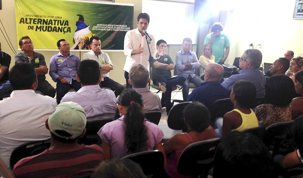 “Uma das regiões de maior potencial agrícola do Estado vive abandonada. Isso tem que acaba. São centenas de quilômetros de estradas de terra e lama. Vimos caminhões atolados e um povo que está cansado desse sofrimento. Milhares de famílias vivem no completo isolamento, sem qualquer assistência do poder público Estadual. Essa realidade tem que mudar”, afirmou o pré-candidato da oposição; ao todo, em um mês de trabalho, o Movimento por uma Alternativa de Mudança já visitou 56 cidades tocantinense. A próxima etapa do Movimento estará na região de Araguaína, Norte do Estado (Foto: Aquiles Lins) “Uma das regiões de maior potencial agrícola do Estado vive abandonada. Isso tem que acaba. São centenas de quilômetros de estradas de terra e lama. Vimos caminhões atolados e um povo que está cansado desse sofrimento. Milhares de famílias vivem no completo isolamento, sem qualquer assistência do poder público Estadual. Essa realidade tem que mudar”, afirmou o pré-candidato da oposição; ao todo, em um mês de trabalho, o Movimento por uma Alternativa de Mudança já visitou 56 cidades tocantinense. A próxima etapa do Movimento estará na região de Araguaína, Norte do Estado