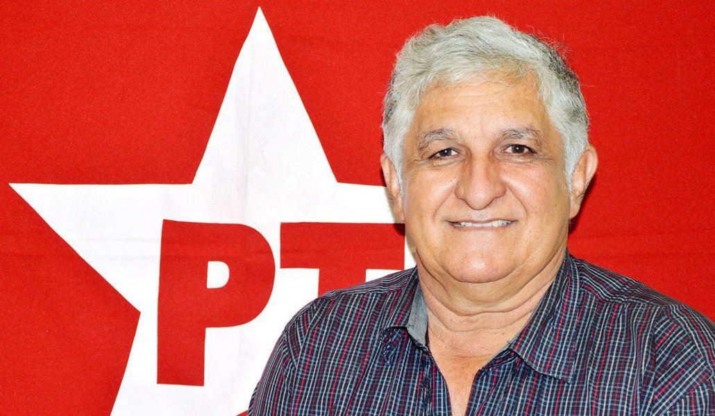 Dirigente petista diz que com o acerto do pré-candidato do PCdoB, Flávio Dino, ex-presidente da Embratur, com o PSDB de Aécio Neves na semana passada, deve "facilitar" o caminho dos petistas rumo à reedição da aliança com os peemedebistas no Maranhão; Raimundo Monteiro confirmou para o próximo fim de semana, dias 25 e 26, o encontro do Diretório Estadual que definirá tática eleitoral da legenda para o pleito deste ano (Foto: Itevaldo Junior) Dirigente petista diz que com o acerto do pré-candidato do PCdoB, Flávio Dino, ex-presidente da Embratur, com o PSDB de Aécio Neves na semana passada, deve "facilitar" o caminho dos petistas rumo à reedição da aliança com os peemedebistas no Maranhão; Raimundo Monteiro confirmou para o próximo fim de semana, dias 25 e 26, o encontro do Diretório Estadual que definirá tática eleitoral da legenda para o pleito deste ano