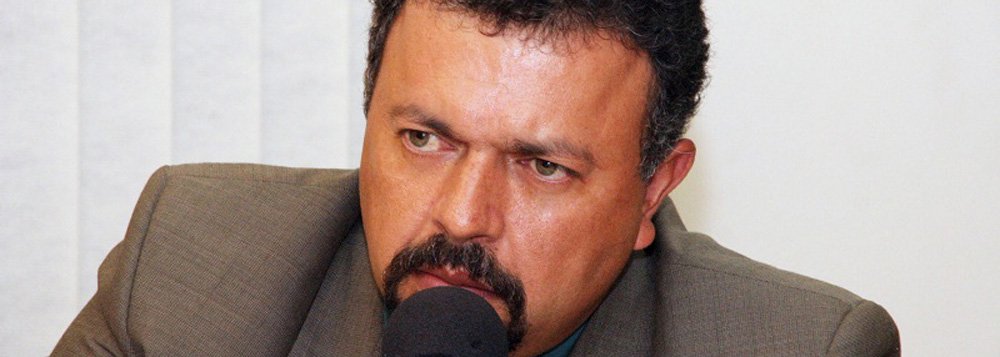 Vereador foi ao Ministério Público Estadual e Ministério Público do Trabalho pedir que investiguem decisão da prefeitura de Goiânia de suspender benefícios como adicionais de incentivo à profissionalização, periculosidade e insalubridade, entre outros; socialista alega que o desequilíbrio financeiro do Paço não pode ser sanado às custas dos direitos legais conquistados pelos trabalhadores (Foto: Realle Palazzo-Martini) Vereador foi ao Ministério Público Estadual e Ministério Público do Trabalho pedir que investiguem decisão da prefeitura de Goiânia de suspender benefícios como adicionais de incentivo à profissionalização, periculosidade e insalubridade, entre outros; socialista alega que o desequilíbrio financeiro do Paço não pode ser sanado às custas dos direitos legais conquistados pelos trabalhadores