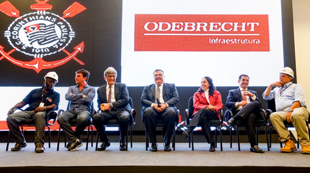 Construtora Odebrecht entregou o estádio oficialmente ao clube paulista, em cerimônia realizada na própria arena; palco de abertura da Copa não tem ainda as estruturas temporárias, de responsabilidade da empresa Fast Engenharia; elas acrescentam 20 mil assentos e devem ficar prontas só no dia 15 de maio; para estrear o estádio, Corinthians anunciou que fará quatro eventos; obra que custou R$ 820 milhões ficou marcada pela morte de três operários, lembrados na cerimônia (Foto: Ana Pupulin) Construtora Odebrecht entregou o estádio oficialmente ao clube paulista, em cerimônia realizada na própria arena; palco de abertura da Copa não tem ainda as estruturas temporárias, de responsabilidade da empresa Fast Engenharia; elas acrescentam 20 mil assentos e devem ficar prontas só no dia 15 de maio; para estrear o estádio, Corinthians anunciou que fará quatro eventos; obra que custou R$ 820 milhões ficou marcada pela morte de três operários, lembrados na cerimônia