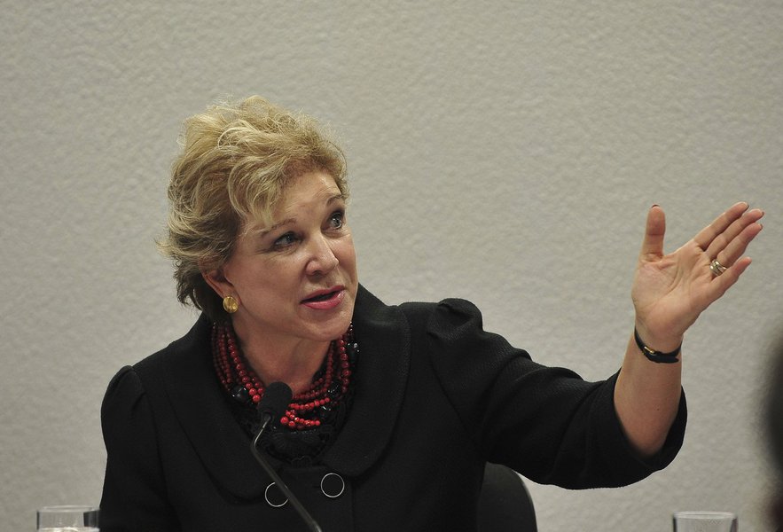 "É preciso colocar os trabalhadores no processo. Eles têm agora que chegar a suas empresas e dizer que querem", opinou a ministra da Cultura, Marta Suplicy, para quem a participação dos trabalhadores será um fator determinante para aumentar o ritmo de adesão das empresas ao benefício; Marta participou de audiência pública da Comissão de Educação, Cultura e Esportes do Senado (Foto: Gisele Federicce) "É preciso colocar os trabalhadores no processo. Eles têm agora que chegar a suas empresas e dizer que querem", opinou a ministra da Cultura, Marta Suplicy, para quem a participação dos trabalhadores será um fator determinante para aumentar o ritmo de adesão das empresas ao benefício; Marta participou de audiência pública da Comissão de Educação, Cultura e Esportes do Senado