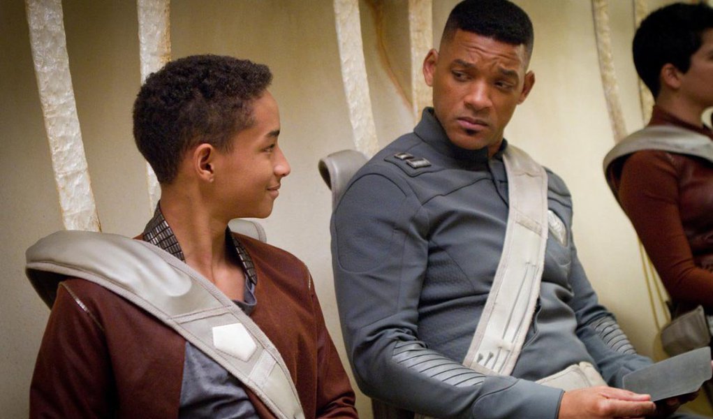 "Depois da Terra" e a comédia "Movie 43" foram os destaque do Framboesa de Ouro, cerimônia que premia os piores filmes e performances de Hollywood do ano; o curta estrelado por Will Smith e seu filho adolescente Jaden, recebeu três das estatuetas pintadas com spray dourado: Jaden Smith para pior ator, Will Smith para pior ator coadjuvante e pior combinação na tela para a dupla de estrelas (Foto: Roberta Namour) "Depois da Terra" e a comédia "Movie 43" foram os destaque do Framboesa de Ouro, cerimônia que premia os piores filmes e performances de Hollywood do ano; o curta estrelado por Will Smith e seu filho adolescente Jaden, recebeu três das estatuetas pintadas com spray dourado: Jaden Smith para pior ator, Will Smith para pior ator coadjuvante e pior combinação na tela para a dupla de estrelas