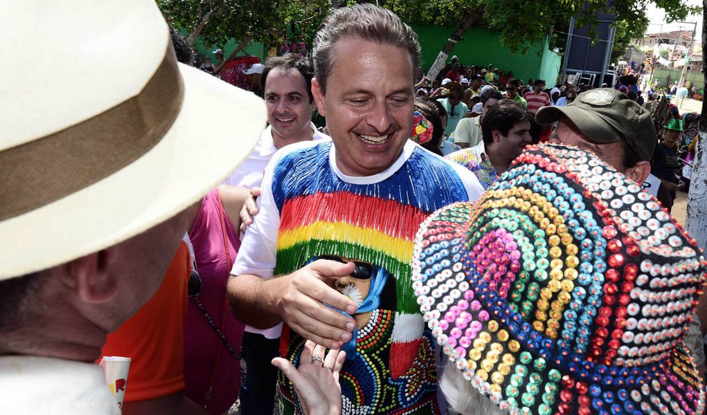 Governador de Pernambuco e presidenciável pelo PSB, Eduardo Campos, aproveitou os festejos do Carnaval para fazer mais disparos contra a presidente Dilma Rousseff; durante visita à cidade de Bezerros, no Agreste, ele se mostrou confiante quanto à sua eleição em outubro e pediu para “avisarem a Dilma que ela está de aviso prévio”; já na cidade de Nazaré da Mata, na Zona da Mata, o socialista afirmou que “Brasília está cheia de gente que pensa mais em si do que na nação", remetendo às constantes críticas contra o que ele chama de velha política (Foto: Paulo Emílio) Governador de Pernambuco e presidenciável pelo PSB, Eduardo Campos, aproveitou os festejos do Carnaval para fazer mais disparos contra a presidente Dilma Rousseff; durante visita à cidade de Bezerros, no Agreste, ele se mostrou confiante quanto à sua eleição em outubro e pediu para “avisarem a Dilma que ela está de aviso prévio”; já na cidade de Nazaré da Mata, na Zona da Mata, o socialista afirmou que “Brasília está cheia de gente que pensa mais em si do que na nação", remetendo às constantes críticas contra o que ele chama de velha política
