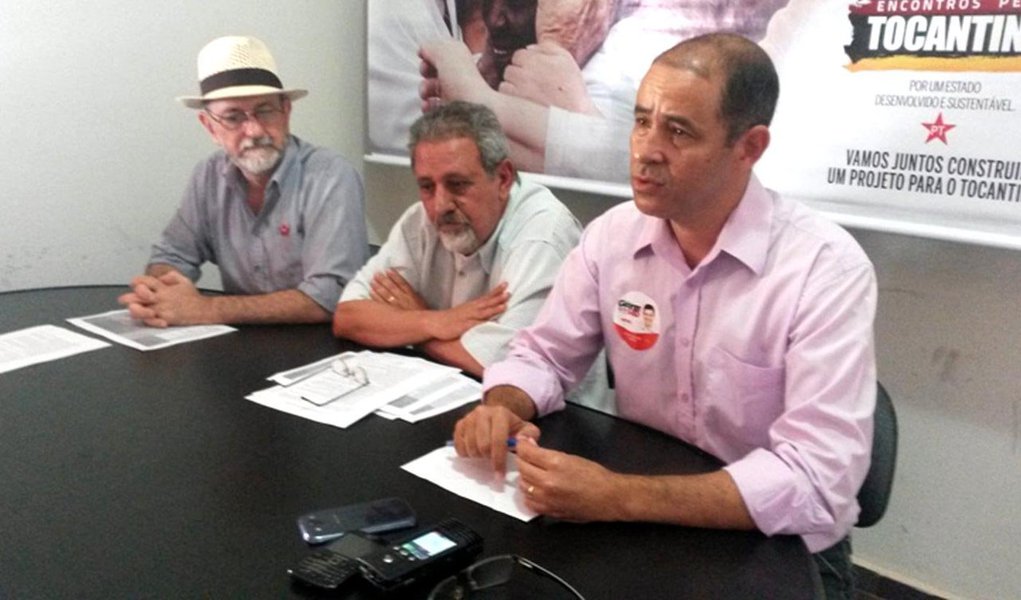 Ao invés de reeditar localmente a aliança nacional, defendida a duras penas pela presidente Dilma Rousseff, o PT tocantinense está dando um “chega para lá” no PMDB; o partido prefere continuar trabalhando a candidatura do ex-secretário de Saúde de Palmas Nicolau Esteves a governador, até que a Executiva Nacional determine o contrário; “A Dilma pode até ter dito que trabalharia esse apoio, mas ela não tem poder para decidir sozinha se o PT vai apoiar ou não uma candidatura do PMDB no Tocantins. A Executiva Nacional até teria, mas ela não. O PT vai continuar trabalhando a candidatura própria ou da 3ª Via”, afirmou o presidente (Foto: Aquiles Lins) Ao invés de reeditar localmente a aliança nacional, defendida a duras penas pela presidente Dilma Rousseff, o PT tocantinense está dando um “chega para lá” no PMDB; o partido prefere continuar trabalhando a candidatura do ex-secretário de Saúde de Palmas Nicolau Esteves a governador, até que a Executiva Nacional determine o contrário; “A Dilma pode até ter dito que trabalharia esse apoio, mas ela não tem poder para decidir sozinha se o PT vai apoiar ou não uma candidatura do PMDB no Tocantins. A Executiva Nacional até teria, mas ela não. O PT vai continuar trabalhando a candidatura própria ou da 3ª Via”, afirmou o presidente