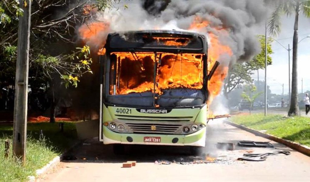 Integrantes de grupo denominado Frente de Luta GO do Transporte Coletivo iniciaram uma onda de manifestações nesta terça-feira (15) em Goiânia; veículos foram depredados e um deles, incendiado no Campus na Universidade Federal de Goiás; Terminal das Bandeiras também foi palco de protesto e outras ações estão marcadas ainda para hoje; reivindicações são pela volta do programa Ganha Tempo, pelo não reajuste da tarifa e por melhorias das condições gerais do serviço na grande Goiânia (Foto: José Barbacena) Integrantes de grupo denominado Frente de Luta GO do Transporte Coletivo iniciaram uma onda de manifestações nesta terça-feira (15) em Goiânia; veículos foram depredados e um deles, incendiado no Campus na Universidade Federal de Goiás; Terminal das Bandeiras também foi palco de protesto e outras ações estão marcadas ainda para hoje; reivindicações são pela volta do programa Ganha Tempo, pelo não reajuste da tarifa e por melhorias das condições gerais do serviço na grande Goiânia
