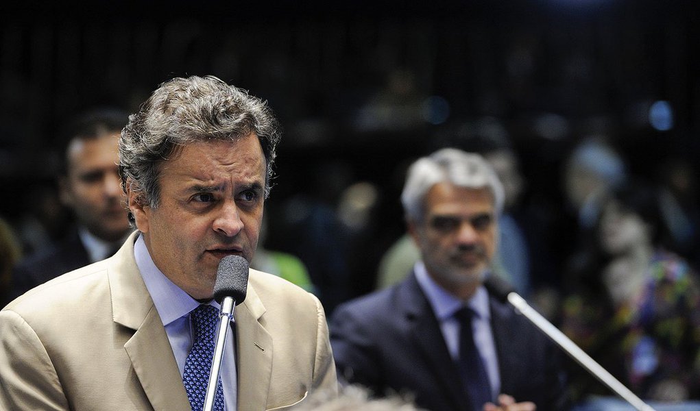 Senador mineiro e presidenciável tucano diz que país perdeu oportunidade histórica de assumir papel de líder do continente: “ao assinar as notas do Mercosul e do Unasul que emprestam respaldo ao presidente Nicolás Maduro, o Brasil ignora as respostas que o governo venezuelano tem dado às manifestações de protesto, com flagrante repressão contra toda e qualquer oposição ao regime e o cerceamento ostensivo à liberdade de expressão” (Foto: Roberta Namour) Senador mineiro e presidenciável tucano diz que país perdeu oportunidade histórica de assumir papel de líder do continente: “ao assinar as notas do Mercosul e do Unasul que emprestam respaldo ao presidente Nicolás Maduro, o Brasil ignora as respostas que o governo venezuelano tem dado às manifestações de protesto, com flagrante repressão contra toda e qualquer oposição ao regime e o cerceamento ostensivo à liberdade de expressão”
