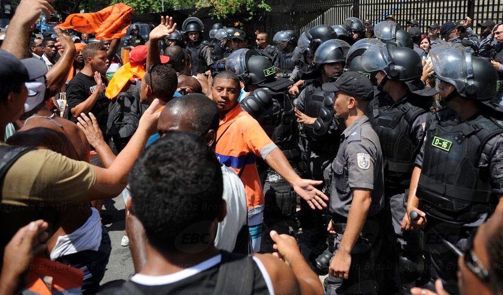 Mais de 100 policiais militares e do Batalhão de Choque acompanharam o protesto com cerca de dez viaturas; além do reajuste do salário, que hoje é R$ 803, a categoria também pede aumento no valor do tíquete-alimentação diário de R$ 12 para R$ 20, pagamento de horas-extras para quem trabalhar nos domingos e feriados, como previsto em lei e melhores condições de trabalho; os garis não reconhecem o Sindicato dos Empregados de Empresas de Asseio e Conservação do Município do Rio de Janeiro como negociador; mais cedo, os garis se concentraram na Central do Brasil, onde em assembleia optaram pela continuação da greve (Foto: Aquiles Lins) Mais de 100 policiais militares e do Batalhão de Choque acompanharam o protesto com cerca de dez viaturas; além do reajuste do salário, que hoje é R$ 803, a categoria também pede aumento no valor do tíquete-alimentação diário de R$ 12 para R$ 20, pagamento de horas-extras para quem trabalhar nos domingos e feriados, como previsto em lei e melhores condições de trabalho; os garis não reconhecem o Sindicato dos Empregados de Empresas de Asseio e Conservação do Município do Rio de Janeiro como negociador; mais cedo, os garis se concentraram na Central do Brasil, onde em assembleia optaram pela continuação da greve