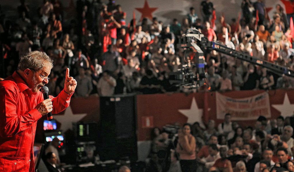 Ex-presidente Lula (PT) prepara o roteiro que fará pelo país a partir de maio, na corrida pela reeleição da presidente Dilma Rousseff e pela vitória em disputas estaduais; a cúpula petista trabalha para definir os Estados que receberão visitas do ex-presidente; são três prioridades: aqueles de maior peso eleitoral, redutos governados por petistas e onde há aliança pacificada com siglas da base; Lula não irá a Estados onde houver aliança do PT com o PSDB, DEM ou PPS (Foto: Valter Lima) Ex-presidente Lula (PT) prepara o roteiro que fará pelo país a partir de maio, na corrida pela reeleição da presidente Dilma Rousseff e pela vitória em disputas estaduais; a cúpula petista trabalha para definir os Estados que receberão visitas do ex-presidente; são três prioridades: aqueles de maior peso eleitoral, redutos governados por petistas e onde há aliança pacificada com siglas da base; Lula não irá a Estados onde houver aliança do PT com o PSDB, DEM ou PPS