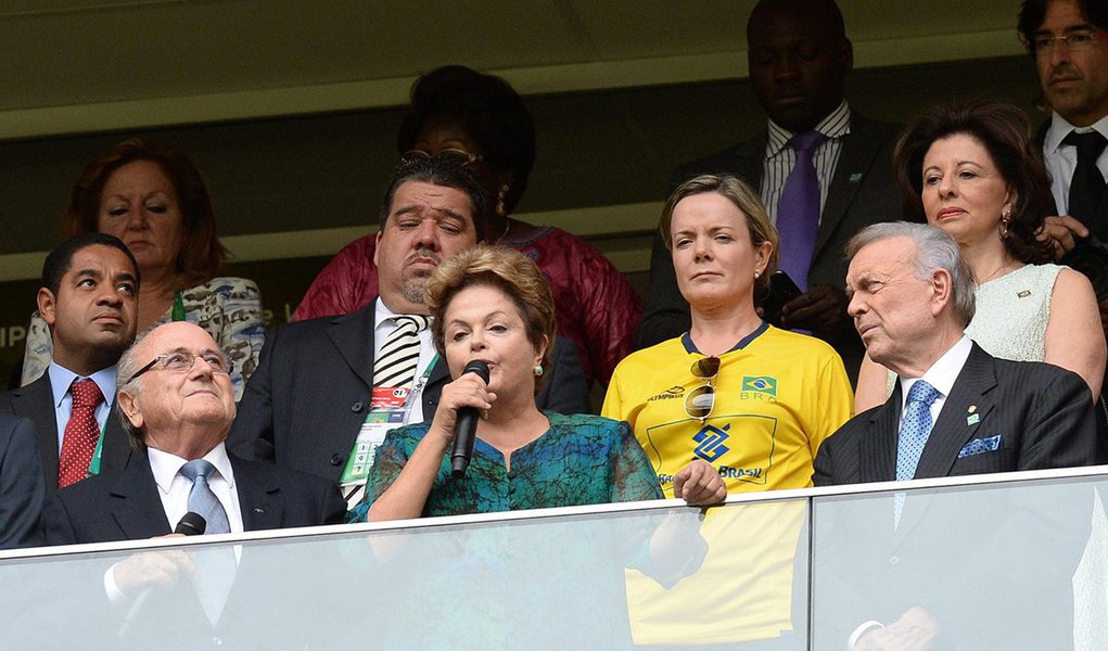 "Vamos fazer a cerimônia de uma maneira em que não aconteçam discursos", disse Joseph Blatter, nesta terça (11); questionado sobre a possibilidade de novos protestos e vaias contra o governo brasileiro e a Fifa, ele afirmou que não é "profeta" para saber o que vai acontecer e ressaltou que a situação no país está mais calma agora; "Estou convencido de que a situação se tranquilizou", disse (Foto: Valter Lima) "Vamos fazer a cerimônia de uma maneira em que não aconteçam discursos", disse Joseph Blatter, nesta terça (11); questionado sobre a possibilidade de novos protestos e vaias contra o governo brasileiro e a Fifa, ele afirmou que não é "profeta" para saber o que vai acontecer e ressaltou que a situação no país está mais calma agora; "Estou convencido de que a situação se tranquilizou", disse