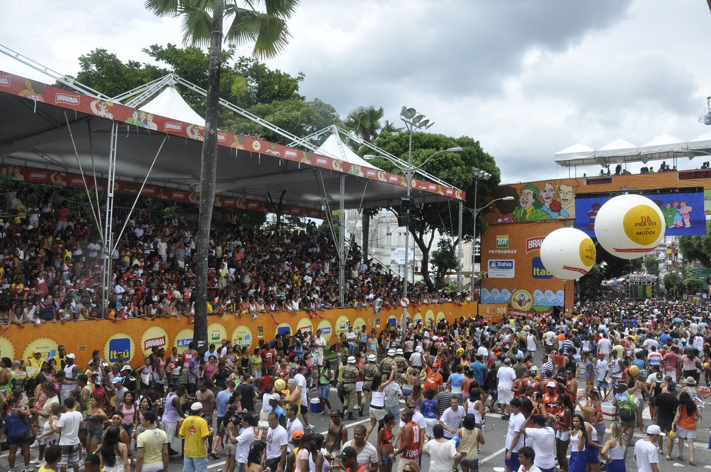 Iniciou nesta terça-feira a venda de ingressos para as arquibancadas instaladas para o Carnaval no Circuito Osmar (Campo Grande); entradas, que custam entre R$ 30 e R$ 60, podem ser adquiridas nos pontos de venda do Ticketmix (shoppings Salvador, Iguatemi, Barra e Paralela); limite é de dois ingressos por pessoa (Foto: Romulo Faro) Iniciou nesta terça-feira a venda de ingressos para as arquibancadas instaladas para o Carnaval no Circuito Osmar (Campo Grande); entradas, que custam entre R$ 30 e R$ 60, podem ser adquiridas nos pontos de venda do Ticketmix (shoppings Salvador, Iguatemi, Barra e Paralela); limite é de dois ingressos por pessoa
