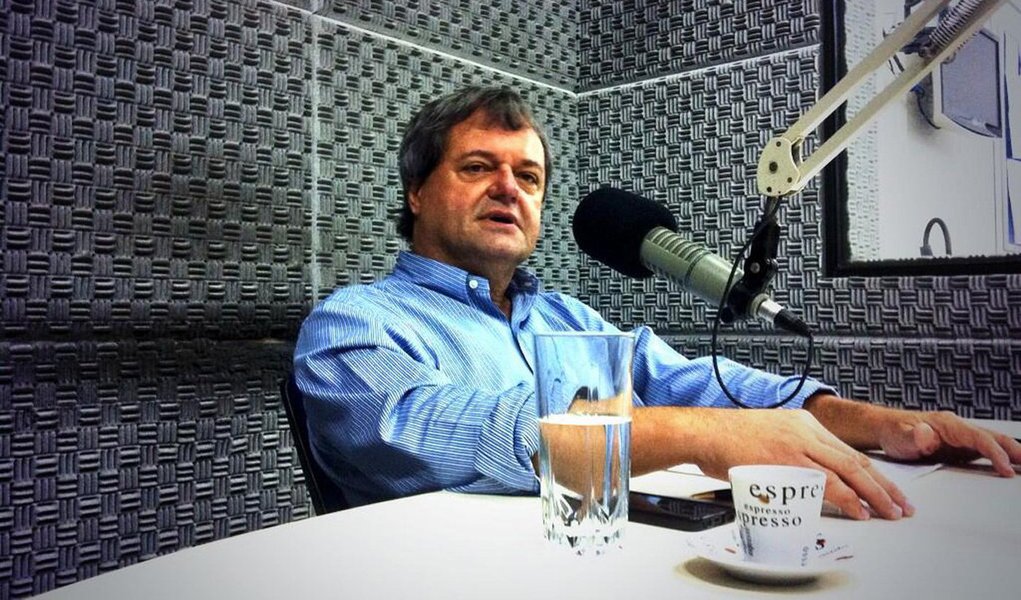 Presidente da Agetop credita ao ex-prefeito a grave crise financeira atribuída a Paulo Garcia (PT) e rebate ataques de Júnior Friboi: "Peço que o Júnior apresente alternativas e propostas. Só criticar é muito fácil. Ninguém ganha levando a disputa para o lado pessoal"; Rincón diz que governo estadual está numa curva ascendente desde julho do ano passado e que já retomou a avaliação positiva, de acordo com as pesquisas internas: "O governador (Perillo) chegará às eleições com condições de vencer, caso seja mesmo candidato" (Foto: José Barbacena) Presidente da Agetop credita ao ex-prefeito a grave crise financeira atribuída a Paulo Garcia (PT) e rebate ataques de Júnior Friboi: "Peço que o Júnior apresente alternativas e propostas. Só criticar é muito fácil. Ninguém ganha levando a disputa para o lado pessoal"; Rincón diz que governo estadual está numa curva ascendente desde julho do ano passado e que já retomou a avaliação positiva, de acordo com as pesquisas internas: "O governador (Perillo) chegará às eleições com condições de vencer, caso seja mesmo candidato"