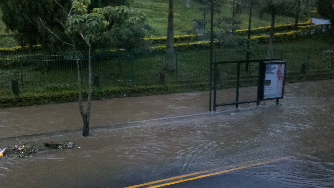 O estado do Rio de Janeiro voltou a ficar em estágio de atenção por conta das chuvas; segundo o Instituto Nacional de Meteorologia (Inmet), a previsão é que a região serrana sofra com o mau tempo por até 24 horas; choveu forte em Teresópolis e algumas encostas desmoronaram, mas sem vítimas; além de Teresópolis, Nova Friburgo também está em estado de atenção, mas a intensidade da chuva é de fraca a moderada (Foto: Leonardo Lucena) O estado do Rio de Janeiro voltou a ficar em estágio de atenção por conta das chuvas; segundo o Instituto Nacional de Meteorologia (Inmet), a previsão é que a região serrana sofra com o mau tempo por até 24 horas; choveu forte em Teresópolis e algumas encostas desmoronaram, mas sem vítimas; além de Teresópolis, Nova Friburgo também está em estado de atenção, mas a intensidade da chuva é de fraca a moderada