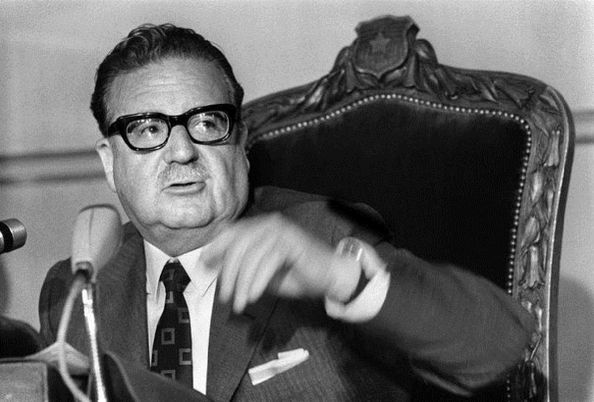 Com a decisão, está encerrada a investigação iniciada há três anos pelo ministro Mario Carroza, para saber se houve participação de outras pessoas na morte do ex-presidente chileno, falecido em 11 de setembro de 1973; Supremo Tribunal ratificou a decisão do juiz, que concluiu que Allende se matou no Salão Independência do Palácio La Moeda, sede do governo (Foto: Gisele Federicce) Com a decisão, está encerrada a investigação iniciada há três anos pelo ministro Mario Carroza, para saber se houve participação de outras pessoas na morte do ex-presidente chileno, falecido em 11 de setembro de 1973; Supremo Tribunal ratificou a decisão do juiz, que concluiu que Allende se matou no Salão Independência do Palácio La Moeda, sede do governo