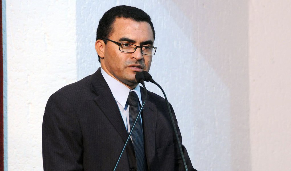 O deputado Wanderlei Barbosa questionou também as declarações de Marcelo Lelis de que as renúncias do ex-governador Siqueira Campos (PSDB) e do ex-vice-governador João Oliveira (DEM) são um "golpe", acrescentando que a Assembleia tem legitimidade para elegr o novo governador e que as eleições de outubro será o momento da escolha da população; "Então, onde está o golpe? O senhor fala de uso da máquina, mas não reclamou quando a máquina agiu em seu favor em 2012, e vossa excelência responde processo na Justiça por isso (Foto: Aquiles Lins) O deputado Wanderlei Barbosa questionou também as declarações de Marcelo Lelis de que as renúncias do ex-governador Siqueira Campos (PSDB) e do ex-vice-governador João Oliveira (DEM) são um "golpe", acrescentando que a Assembleia tem legitimidade para elegr o novo governador e que as eleições de outubro será o momento da escolha da população; "Então, onde está o golpe? O senhor fala de uso da máquina, mas não reclamou quando a máquina agiu em seu favor em 2012, e vossa excelência responde processo na Justiça por isso