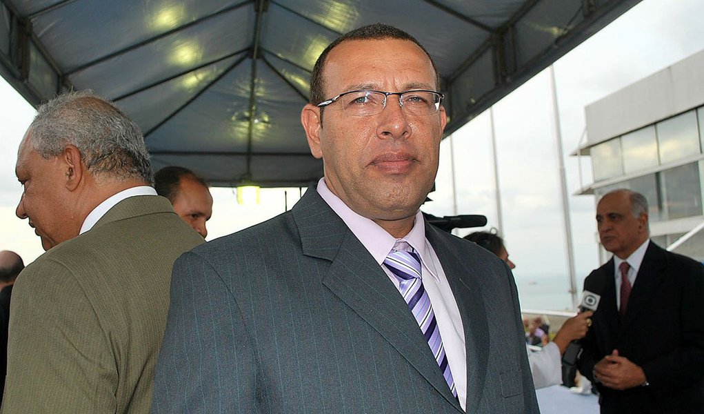 A decisão sobre dois pedidos de habeas corpus feitos pela defesa do líder do movimento grevista da Polícia Militar (PM) da Bahia, Marco Prisco, que está preso no Complexo da Papuda, no Distrito Federal, será tomada pelo Supremo Tribunal Federal (STF); de acordo com Fábio Brito, advogado e diretor jurídico da Associação de Policiais e Bombeiros e seus Familiares (Aspra), a defesa se equivocou ao apresentar inicialmente o pedido de soltura ao Tribunal Regional Federal da 1ª Região (TRF1) (Foto: Paulo Emílio) A decisão sobre dois pedidos de habeas corpus feitos pela defesa do líder do movimento grevista da Polícia Militar (PM) da Bahia, Marco Prisco, que está preso no Complexo da Papuda, no Distrito Federal, será tomada pelo Supremo Tribunal Federal (STF); de acordo com Fábio Brito, advogado e diretor jurídico da Associação de Policiais e Bombeiros e seus Familiares (Aspra), a defesa se equivocou ao apresentar inicialmente o pedido de soltura ao Tribunal Regional Federal da 1ª Região (TRF1)