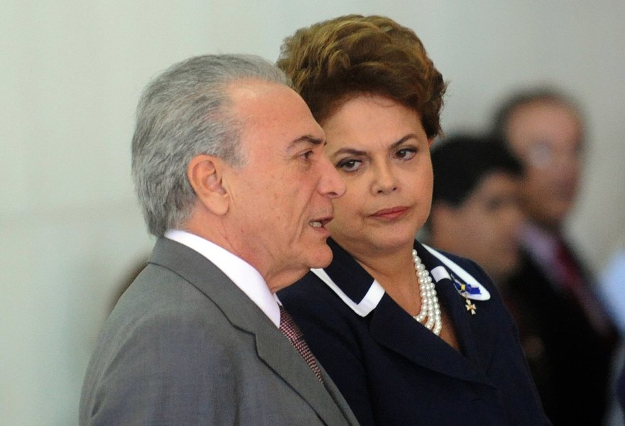 Em reunião nesta segunda-feira com líderes peemedebistas das bancadas da Câmara e do Senado, além do vice, Michel Temer, presidente deixou claro que não cederá às pressões do deputado Eduardo Cunha; em compensação deve apoiar o partido em seis estados onde o PT também pretende lançar candidatura própria; objetivo é tentar conter a crise com o principal aliado (Foto: Gisele Federicce) Em reunião nesta segunda-feira com líderes peemedebistas das bancadas da Câmara e do Senado, além do vice, Michel Temer, presidente deixou claro que não cederá às pressões do deputado Eduardo Cunha; em compensação deve apoiar o partido em seis estados onde o PT também pretende lançar candidatura própria; objetivo é tentar conter a crise com o principal aliado