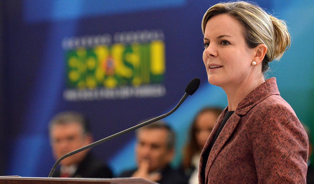Ministra-chefe da Casa Civil deve se dedicar à corrida pelo Estado do Paraná a partir do dia 13 de janeiro; segundo o porta-voz de sua campanha, o deputado federal André Vargas (PT), a entrada do senador Roberto Requião (PMDB) na disputa pode até tirar o governador Beto Richa (PSDB) do segundo turno (Foto: Roberta Namour) Ministra-chefe da Casa Civil deve se dedicar à corrida pelo Estado do Paraná a partir do dia 13 de janeiro; segundo o porta-voz de sua campanha, o deputado federal André Vargas (PT), a entrada do senador Roberto Requião (PMDB) na disputa pode até tirar o governador Beto Richa (PSDB) do segundo turno