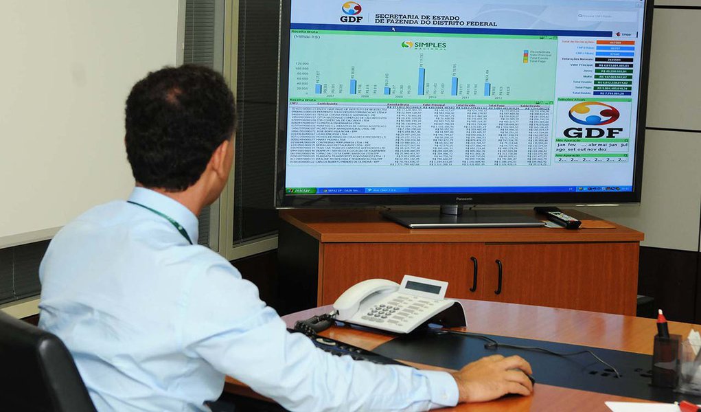 A arrecadação de impostos e outras receitas no Distrito Federal atingiu o montante de R$ 10,7 bilhões, o que corresponde a um crescimento de 5,6% (descontada a inflação) em relação ao mesmo período do ano passado; o aumento se deu sem a elevação de alíquotas ou criação de novos impostos (Foto: Leonardo Lucena) A arrecadação de impostos e outras receitas no Distrito Federal atingiu o montante de R$ 10,7 bilhões, o que corresponde a um crescimento de 5,6% (descontada a inflação) em relação ao mesmo período do ano passado; o aumento se deu sem a elevação de alíquotas ou criação de novos impostos
