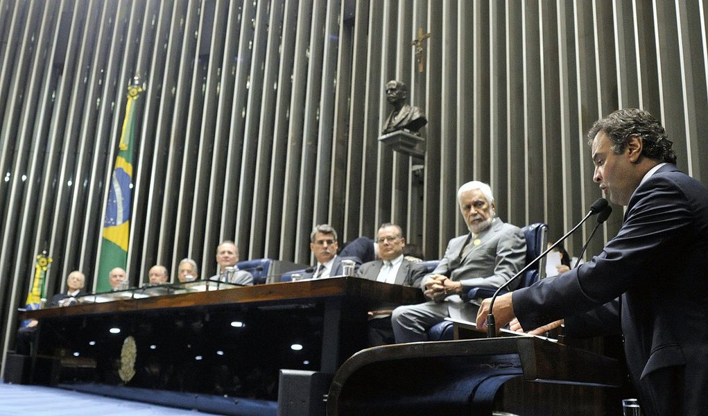 Senador mineiro e presidenciável pelo PSDB diz que presidente da República se distancia cada vez mais da pulsação intensa da vida diária; “A intolerância com os adversários, a ojeriza ao debate transparente e a arrogância no trato com interlocutores de vários segmentos chegou ao cúmulo de atingir agora os próprios aliados” (Foto: Roberta Namour) Senador mineiro e presidenciável pelo PSDB diz que presidente da República se distancia cada vez mais da pulsação intensa da vida diária; “A intolerância com os adversários, a ojeriza ao debate transparente e a arrogância no trato com interlocutores de vários segmentos chegou ao cúmulo de atingir agora os próprios aliados”