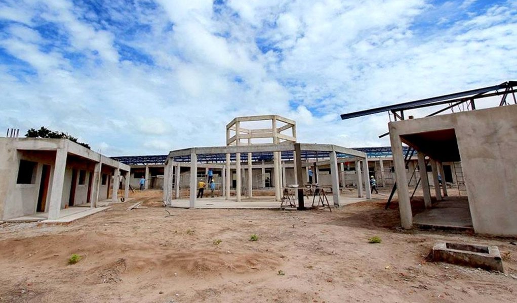 Segundo a Secretaria de Educação e Cultura do Estado, a obra da ETI em Dianópolis terá a capacidade para 720 alunos; com a área total construída 852,40 m², a nova unidade escolar terá seis salas de aula, laboratório de ciências e informática, blocos administrativos e de serviços, quadra de esportes coberta e paisagismo; Nos nove municípios da Diretoria Regional de Dianópolis, os investimentos do governo do Estado já ultrapassam R$ 4 milhões em construção, ampliação e reformas em escolas (Foto: Aquiles Lins) Segundo a Secretaria de Educação e Cultura do Estado, a obra da ETI em Dianópolis terá a capacidade para 720 alunos; com a área total construída 852,40 m², a nova unidade escolar terá seis salas de aula, laboratório de ciências e informática, blocos administrativos e de serviços, quadra de esportes coberta e paisagismo; Nos nove municípios da Diretoria Regional de Dianópolis, os investimentos do governo do Estado já ultrapassam R$ 4 milhões em construção, ampliação e reformas em escolas