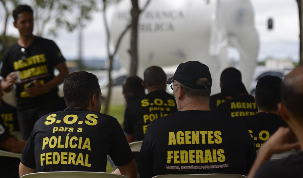 A categoria exige reestruturação de carreira, através do reconhecimento dos cargos de nível superior na corporação; de acordo com o Sindicato dos Policiais Federais no Estado do Paraná (Sinpef-PR), 80% do efetivo deve aderir à paralisação em Curitiba; a paralisação deve durar 24 horas (Foto: Leonardo Lucena) A categoria exige reestruturação de carreira, através do reconhecimento dos cargos de nível superior na corporação; de acordo com o Sindicato dos Policiais Federais no Estado do Paraná (Sinpef-PR), 80% do efetivo deve aderir à paralisação em Curitiba; a paralisação deve durar 24 horas