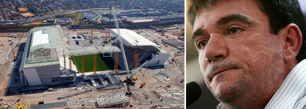 Corinthians já admite que cobertura do Itaquerão, que será entregue no dia 15 de abril, não estará finalizada; telões também não estarão instalados; Andres Sanchez, responsável pelas obras da arena, culpa a demora do financiamento do BNDES, de R$ 400 milhões, e o acidente, no qual dois funcionários da obra morreram, pelo atraso; construtora Odebrecht lava as mãos e diz que está entregando o que foi pedido por seu cliente, o Corinthians (Foto: Roberta Namour) Corinthians já admite que cobertura do Itaquerão, que será entregue no dia 15 de abril, não estará finalizada; telões também não estarão instalados; Andres Sanchez, responsável pelas obras da arena, culpa a demora do financiamento do BNDES, de R$ 400 milhões, e o acidente, no qual dois funcionários da obra morreram, pelo atraso; construtora Odebrecht lava as mãos e diz que está entregando o que foi pedido por seu cliente, o Corinthians