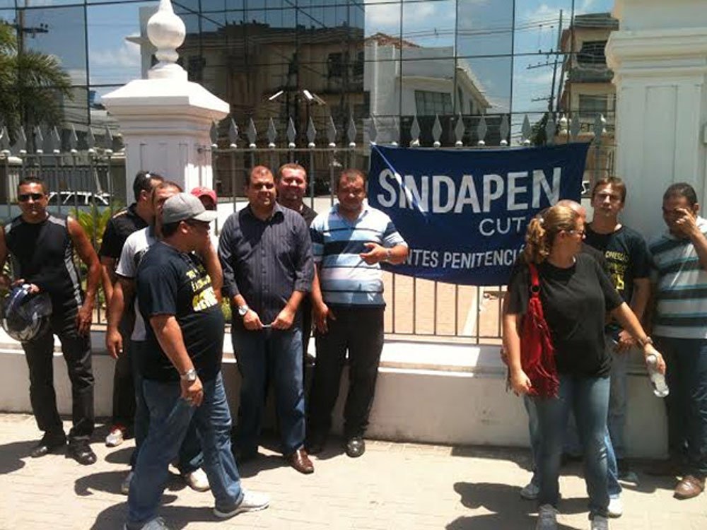 Agentes penitenciários prometem paralisar atividades neste final de semana, além de uma greve geral por tempo indeterminado, a partir do Natal. A informação partiu do Sindicato durante um protesto na manhã desta sexta-feira (13), em frente ao Palácio República dos Palmares, no Centro. A categoria reivindica pagamento de bolsa, concurso público e melhores condições de trabalho. (Foto: Voney Malta) Agentes penitenciários prometem paralisar atividades neste final de semana, além de uma greve geral por tempo indeterminado, a partir do Natal. A informação partiu do Sindicato durante um protesto na manhã desta sexta-feira (13), em frente ao Palácio República dos Palmares, no Centro. A categoria reivindica pagamento de bolsa, concurso público e melhores condições de trabalho.