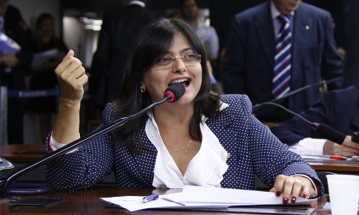 Deputada Alice Portugal (PC do B) apresentou proposta de emenda ao projeto de lei do novo Código de Processo Civil (CPC - PL 8046/10; aprovado pela Câmara em novembro do ano passado, o texto base da reforma do CPC flexibilizou, de fechado para semi-aberto, o regime de prisão para quem não pagar pensão e for obrigado pela justiça a regularizar a situação; comunista, contudo, argumenta que alteração nas regras do CPC "seria um retrocesso na legislação e estimularia o não pagamento das pensões" (Foto: Romulo Faro) Deputada Alice Portugal (PC do B) apresentou proposta de emenda ao projeto de lei do novo Código de Processo Civil (CPC - PL 8046/10; aprovado pela Câmara em novembro do ano passado, o texto base da reforma do CPC flexibilizou, de fechado para semi-aberto, o regime de prisão para quem não pagar pensão e for obrigado pela justiça a regularizar a situação; comunista, contudo, argumenta que alteração nas regras do CPC "seria um retrocesso na legislação e estimularia o não pagamento das pensões"