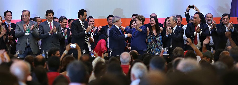 "Tsunami de manipulação e mentiras não ficará sem resposta", discursou o presidente do partido, Rui Falcão, na noite desta quinta-feira, em Brasília; "A história vai provar que nossos companheiros foram condenados sem provas", acrescentou o dirigente petista; em seu discurso, o ex-presidente Lula comparou os ataques aos condenados na Ação Penal 470 a episódios envolvendo tucanos; "Basta ver as notícias sobre o emprego do José Dirceu no hotel e da cocaína num helicóptero", disse (Foto: Gisele Federicce) "Tsunami de manipulação e mentiras não ficará sem resposta", discursou o presidente do partido, Rui Falcão, na noite desta quinta-feira, em Brasília; "A história vai provar que nossos companheiros foram condenados sem provas", acrescentou o dirigente petista; em seu discurso, o ex-presidente Lula comparou os ataques aos condenados na Ação Penal 470 a episódios envolvendo tucanos; "Basta ver as notícias sobre o emprego do José Dirceu no hotel e da cocaína num helicóptero", disse