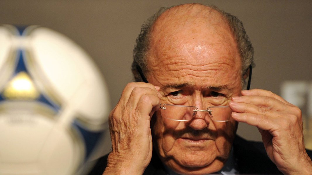Presidente da Fifa admite que Mundial de 2014 terá de conviver com manifestações mais estruturadas do que as da Copa das Confederações; segundo o cartola, o Brasil tomou consciência do tamanho do desafio de receber uma Copa tarde demais; "É o País mais atrasado desde que eu estou na Fifa e, portanto, foi o único que tinha tanto tempo – sete anos – para se preparar", disse Blatter, que assumiu suas funções na entidade em 1975 (Foto: Roberta Namour) Presidente da Fifa admite que Mundial de 2014 terá de conviver com manifestações mais estruturadas do que as da Copa das Confederações; segundo o cartola, o Brasil tomou consciência do tamanho do desafio de receber uma Copa tarde demais; "É o País mais atrasado desde que eu estou na Fifa e, portanto, foi o único que tinha tanto tempo – sete anos – para se preparar", disse Blatter, que assumiu suas funções na entidade em 1975