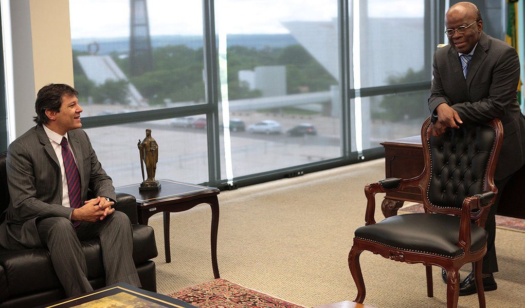 Frente Nacional de Prefeitos divulgou uma nota dura contra o presidente do Supremo Tribunal Federal, Joaquim Barbosa, que manteve a liminar contra o aumento do IPTU em São Paulo; "postura é mais um indicativo da crescente e indesejável judicialização da política e uma intromissão em assuntos do cotidiano das cidades", diz o texto; segundo os prefeitos, decisões desse tipo podem até fazer com que as cidades mais importantes do País descumpram a Lei de Responsabilidade Fiscal (Foto: Leonardo Attuch) Frente Nacional de Prefeitos divulgou uma nota dura contra o presidente do Supremo Tribunal Federal, Joaquim Barbosa, que manteve a liminar contra o aumento do IPTU em São Paulo; "postura é mais um indicativo da crescente e indesejável judicialização da política e uma intromissão em assuntos do cotidiano das cidades", diz o texto; segundo os prefeitos, decisões desse tipo podem até fazer com que as cidades mais importantes do País descumpram a Lei de Responsabilidade Fiscal