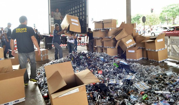 No Dia Nacional de Combate à Pirataria, cerca de 850 mil produtos piratas avaliados em R$ 450 mil foram destruídos na Rodoviária do Plano Piloto, que corta a capital federal, Brasília (DF); na ação, mais de 800 mil CDs e DVDs falsificados, além de 7,5 mil óculos, 1,2 mil relógios e 50 brinquedos foram esmagados por um rolo compressor; os produtos somavam mais de três toneladas (Foto: Leonardo Lucena) No Dia Nacional de Combate à Pirataria, cerca de 850 mil produtos piratas avaliados em R$ 450 mil foram destruídos na Rodoviária do Plano Piloto, que corta a capital federal, Brasília (DF); na ação, mais de 800 mil CDs e DVDs falsificados, além de 7,5 mil óculos, 1,2 mil relógios e 50 brinquedos foram esmagados por um rolo compressor; os produtos somavam mais de três toneladas