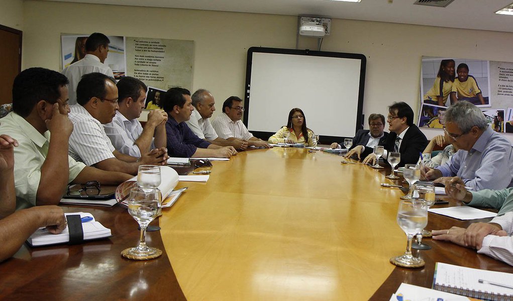 Governo do Estado se reuniu com representantes do Sintet nessa segunda-feira, 17, para discutir as reivindicações, entre elas a revisão do plano de cargos e salários dos professore, a implantação de processo eletivo para diretores nas escolas e a regularização dos repasses às escolas; no próximo dia 31 está marcada uma nova reunião entre governo sindicato; neste encontro devem ser discutidos, entre outros temas, as propostas relacionadas ao Plano de Cargos, Carreiras e Salários (PCCS); o secretário de Administração do Estado, Lúcio Mascarenhas, disse que a reivindicação pode ser atendida, o que será debatido na próxima reunião (Foto: Aquiles Lins) Governo do Estado se reuniu com representantes do Sintet nessa segunda-feira, 17, para discutir as reivindicações, entre elas a revisão do plano de cargos e salários dos professore, a implantação de processo eletivo para diretores nas escolas e a regularização dos repasses às escolas; no próximo dia 31 está marcada uma nova reunião entre governo sindicato; neste encontro devem ser discutidos, entre outros temas, as propostas relacionadas ao Plano de Cargos, Carreiras e Salários (PCCS); o secretário de Administração do Estado, Lúcio Mascarenhas, disse que a reivindicação pode ser atendida, o que será debatido na próxima reunião