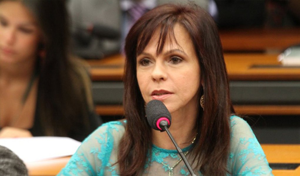 Essa emenda da deputada casa com as reivindicações dos professores da rede estadual do Tocantins, que estão em greve por melhorias salariais e de estrutura; Dorinha considerou justas as reivindicações da categoria em nome de melhores condições de trabalho e valorização e que foram aceitas pelo governador e oficializadas na reunião de terça; "Mas também é preciso analisar a disponibilidade orçamentária, que é importantíssima. Essa emenda que apresentei ao PNE é fundamental em situações como essa. Hoje em dia quase 100% dos recursos do Fundeb (Fundo de Desenvolvimento da Educação Básica) estão sendo gastos com folha de pagamento. É preciso avançar mais", disse a parlamentar (Foto: Aquiles Lins) Essa emenda da deputada casa com as reivindicações dos professores da rede estadual do Tocantins, que estão em greve por melhorias salariais e de estrutura; Dorinha considerou justas as reivindicações da categoria em nome de melhores condições de trabalho e valorização e que foram aceitas pelo governador e oficializadas na reunião de terça; "Mas também é preciso analisar a disponibilidade orçamentária, que é importantíssima. Essa emenda que apresentei ao PNE é fundamental em situações como essa. Hoje em dia quase 100% dos recursos do Fundeb (Fundo de Desenvolvimento da Educação Básica) estão sendo gastos com folha de pagamento. É preciso avançar mais", disse a parlamentar