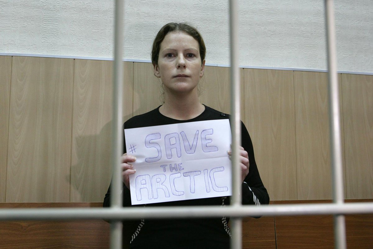 Bail hearing for Greenpeace International activist Ana Paula Alminhana Maciel (from Brazil) at the Regional Court of Murmansk.
Ana Paula Alminhana Maciel is one of the 'Arctic 30' who are now in custody on a charge of piracy. Russian authorities say t (Foto: José Barbacena) Bail hearing for Greenpeace International activist Ana Paula Alminhana Maciel (from Brazil) at the Regional Court of Murmansk.
Ana Paula Alminhana Maciel is one of the 'Arctic 30' who are now in custody on a charge of piracy. Russian authorities say t