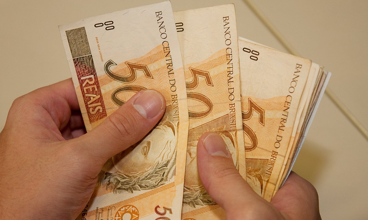 Estimativa é do Departamento Intersindical de Estatística e Estudos Socioeconômicos (Dieese) divulgada hoje (26); a partir de 1º de janeiro, o salário mínimo passa de R$ 678 para R$ 724 – reajuste de 6,78%; de acordo com o Dieese, 48,2 milhões de pessoas têm o rendimento atrelado ao salário mínimo; novo valor do rendimento mínimo permite, segundo os cálculos do Dieese, a compra de 2,23 cestas básicas; segundo a entidade, é a maior relação de poder de compra desde 1979 (Foto: Romulo Faro) Estimativa é do Departamento Intersindical de Estatística e Estudos Socioeconômicos (Dieese) divulgada hoje (26); a partir de 1º de janeiro, o salário mínimo passa de R$ 678 para R$ 724 – reajuste de 6,78%; de acordo com o Dieese, 48,2 milhões de pessoas têm o rendimento atrelado ao salário mínimo; novo valor do rendimento mínimo permite, segundo os cálculos do Dieese, a compra de 2,23 cestas básicas; segundo a entidade, é a maior relação de poder de compra desde 1979