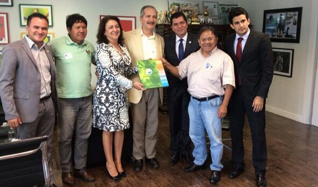 Ministro do Esporte, Aldo Rebelo, confirmou nesta segunda-feira, 14, que Palmas será a sede dos Jogos Mundiais Indígenas, que acontecerão em junho de 2015; o prefeito de Palmas, Carlos Amastha (PP), e a senadora Kátia Abreu (PMDB) deram uma trégua nas batalhas políticas e foram juntos ao ministro Aldo Rebelo reforçar o pedido da capital tocantinense como sede dos jogos, que deve reunir cerca de dois mil atletas indígenas de 30 países; o anúncio oficial será feito pelo Ministério do Esporte no dia 19 de abril; será o primeiro passo para uma reconciliação entre Amastha e Kátia e quem sabe até uma aliança entre PP e PMDB? (Foto: Aquiles Lins) Ministro do Esporte, Aldo Rebelo, confirmou nesta segunda-feira, 14, que Palmas será a sede dos Jogos Mundiais Indígenas, que acontecerão em junho de 2015; o prefeito de Palmas, Carlos Amastha (PP), e a senadora Kátia Abreu (PMDB) deram uma trégua nas batalhas políticas e foram juntos ao ministro Aldo Rebelo reforçar o pedido da capital tocantinense como sede dos jogos, que deve reunir cerca de dois mil atletas indígenas de 30 países; o anúncio oficial será feito pelo Ministério do Esporte no dia 19 de abril; será o primeiro passo para uma reconciliação entre Amastha e Kátia e quem sabe até uma aliança entre PP e PMDB?