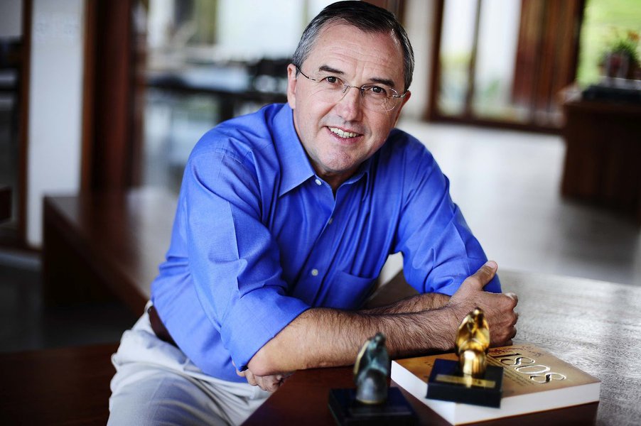 O português Arthur de Lacerda classifica a obra do jornalista brasileiro sobre a colonização do Brasil como "um mau livro, pela sua inclinação, pelo seu apelo comercial e pelo amadorismo com que foi concebido"; e diz ainda que o texto projeta imagem negativa de Portugal; leia sua crítica (Foto: Gisele Federicce) O português Arthur de Lacerda classifica a obra do jornalista brasileiro sobre a colonização do Brasil como "um mau livro, pela sua inclinação, pelo seu apelo comercial e pelo amadorismo com que foi concebido"; e diz ainda que o texto projeta imagem negativa de Portugal; leia sua crítica