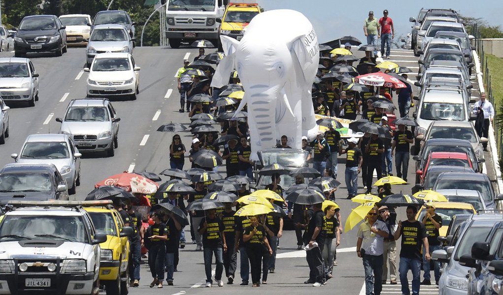 Policiais federais de todo o país pretendem intensificar, a partir desta terça-feira amanhã (11), em Brasília, as ações da categoria por reajuste salarial e melhores condições de trabalho; em alusão à burocracia do setor público, a Federação Nacional dos Policiais Federais (Fenapef) pretende levar à capital federal, na próxima quarta-feira (12), balões infláveis brancos em formato de elefante (Foto: Leonardo Lucena) Policiais federais de todo o país pretendem intensificar, a partir desta terça-feira amanhã (11), em Brasília, as ações da categoria por reajuste salarial e melhores condições de trabalho; em alusão à burocracia do setor público, a Federação Nacional dos Policiais Federais (Fenapef) pretende levar à capital federal, na próxima quarta-feira (12), balões infláveis brancos em formato de elefante